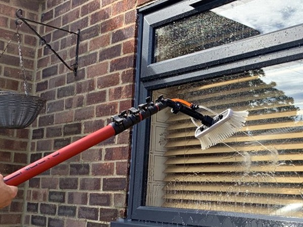 Cleaning windows with the water fed pole using pure water