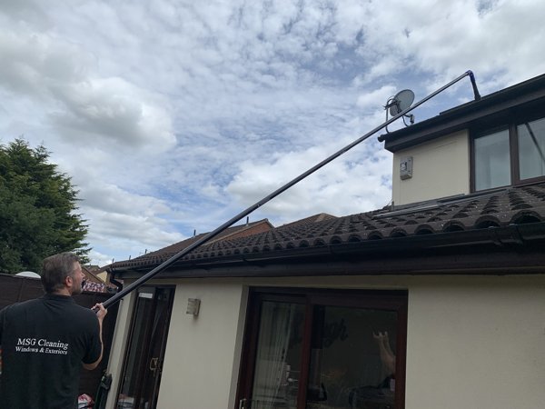 Clearing hard to reach gutters with the skyVac 3 opt