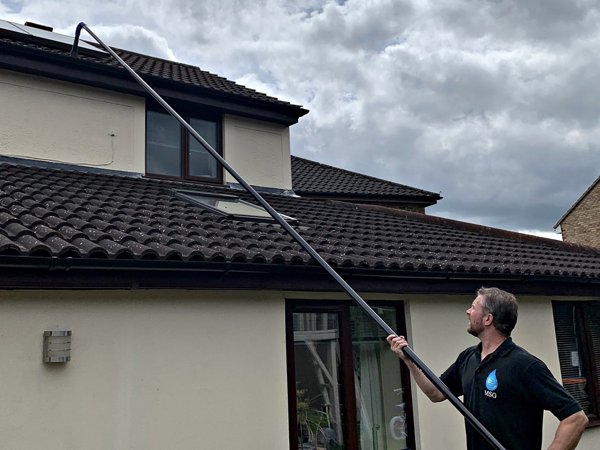 Clearing hard to reach gutters with the skyVac 7 opt